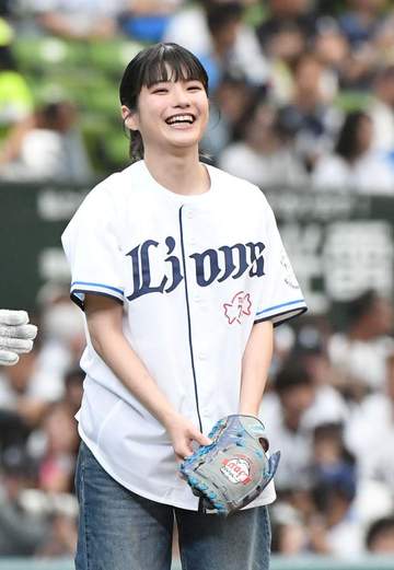 「めちゃくちゃ可愛かった」ベルーナ降臨の人気美女にネット騒然 四方に丁寧お辞儀でキュートに投球「所作が美しい」「リブートの足立刑事じゃん！」