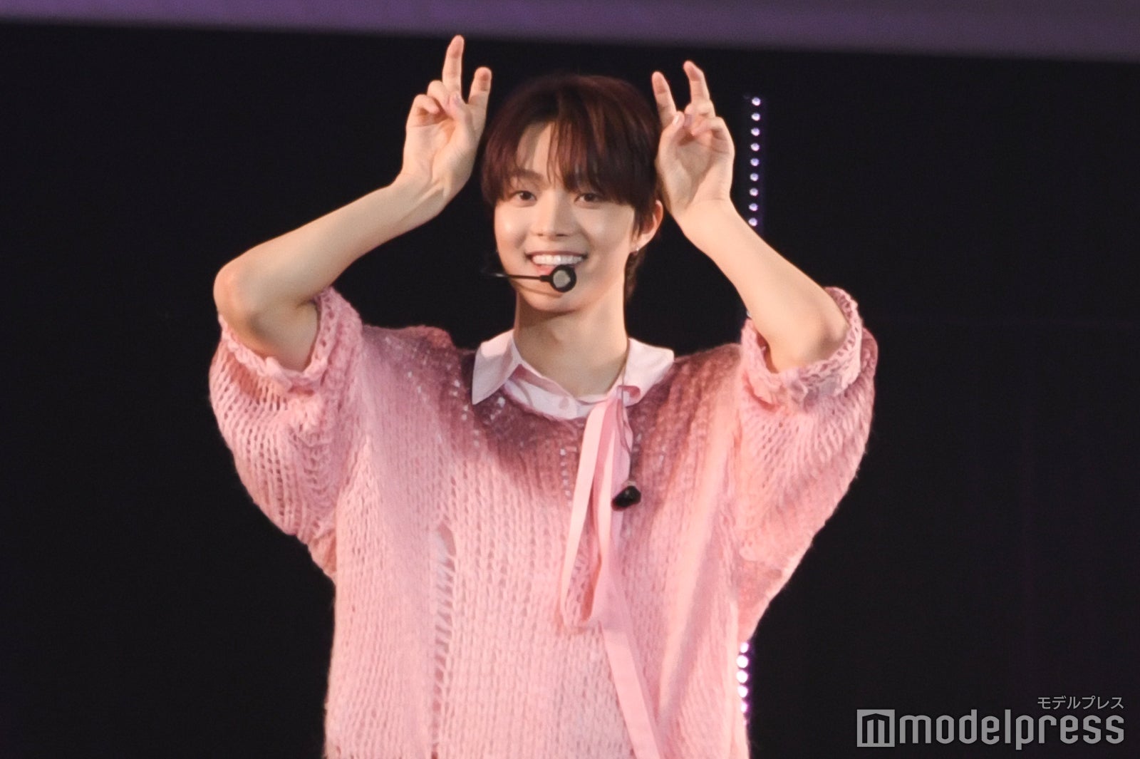 WピースをするEJ（C）モデルプレス