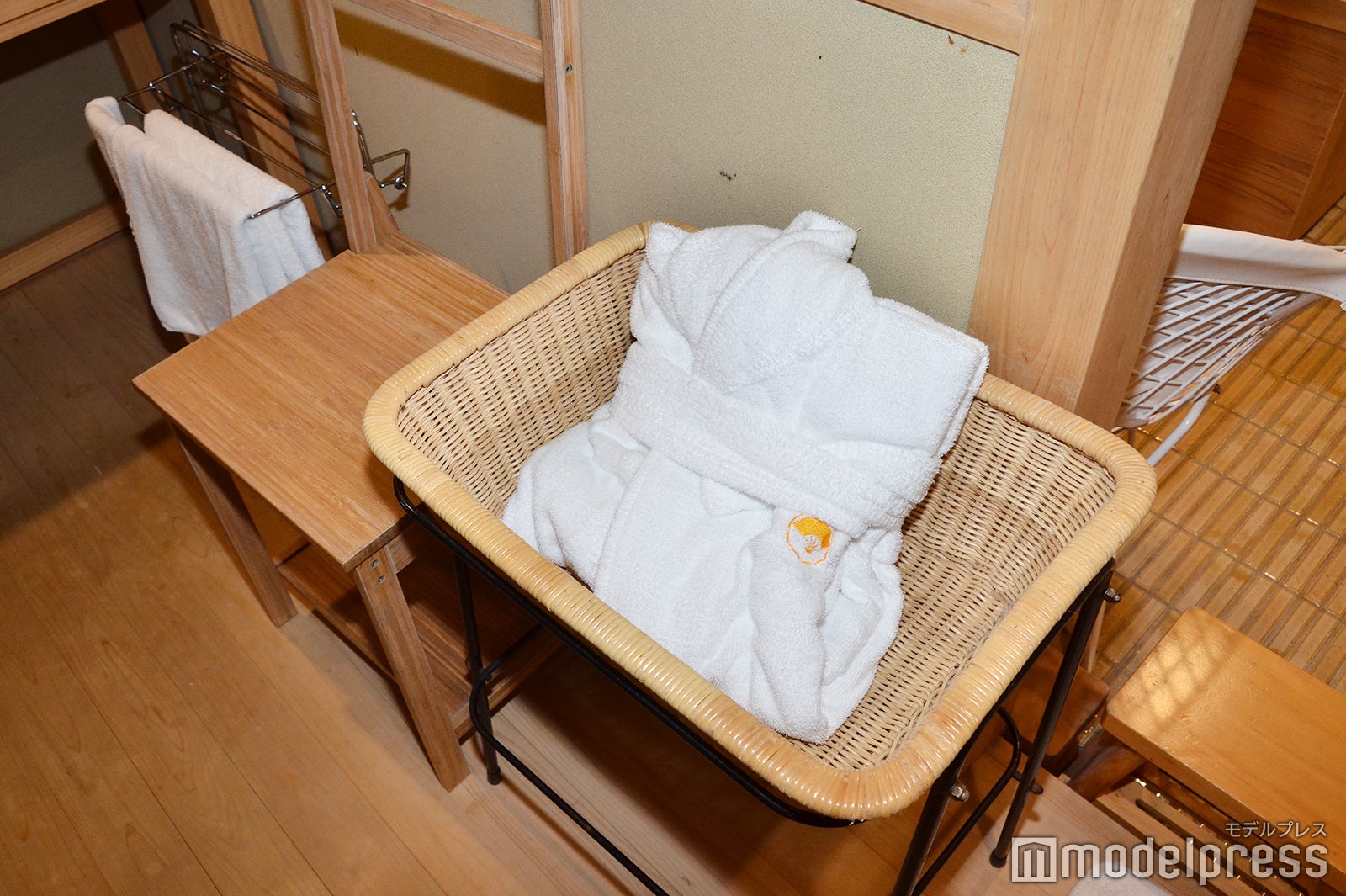 バスローブも完備（C）モデルプレス