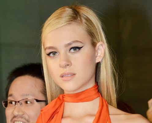 ニコラ・ペルツ、胸元ざっくりドレスで美バスト大胆披露 日本のファンを釘付けに