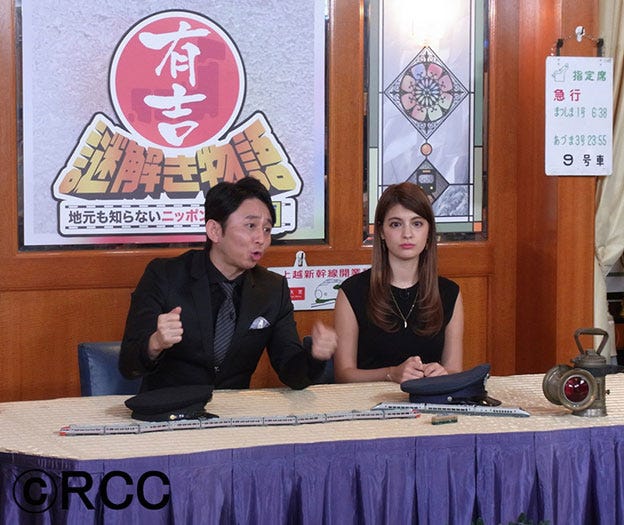 (左から)有吉弘行、マギー