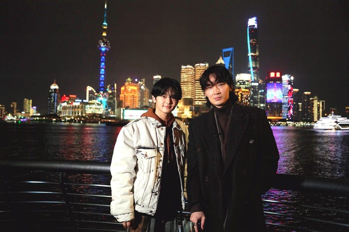 齋藤潤、綾野剛/上海観光ショット『カラオケ行こ!』Blu-ray&DVD発売中発売・販売:KADOKAWA(C)2024『カラオケ行こ!』製作委員会