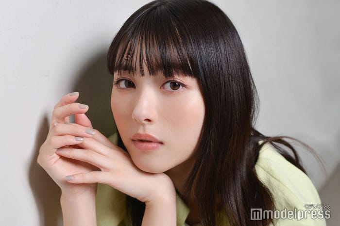 浜辺美波/ヘアメイク:寺田裕子(資生堂)、スタイリスト:瀬川結美子、衣装:フラマー/アネンサール、MANA/CONCORDIA(C)モデルプレス