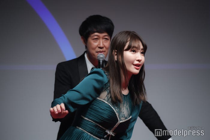「写り込みチャレンジ」に挑む小嶋陽菜 (C)モデルプレス