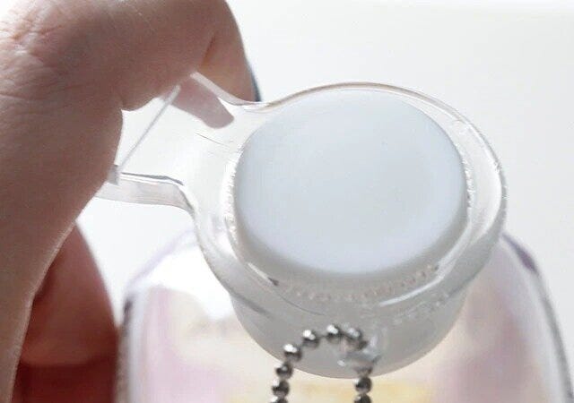 ダイソー プルトップ・ペットボトルオープナー(クリア) ダイソーのプルトップ・ペットボトルオープナー(クリア)でペットボトルを開ける