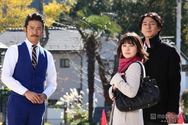 竹野内豊（左）、貫地谷しほり（中央）／（C）関西テレビ