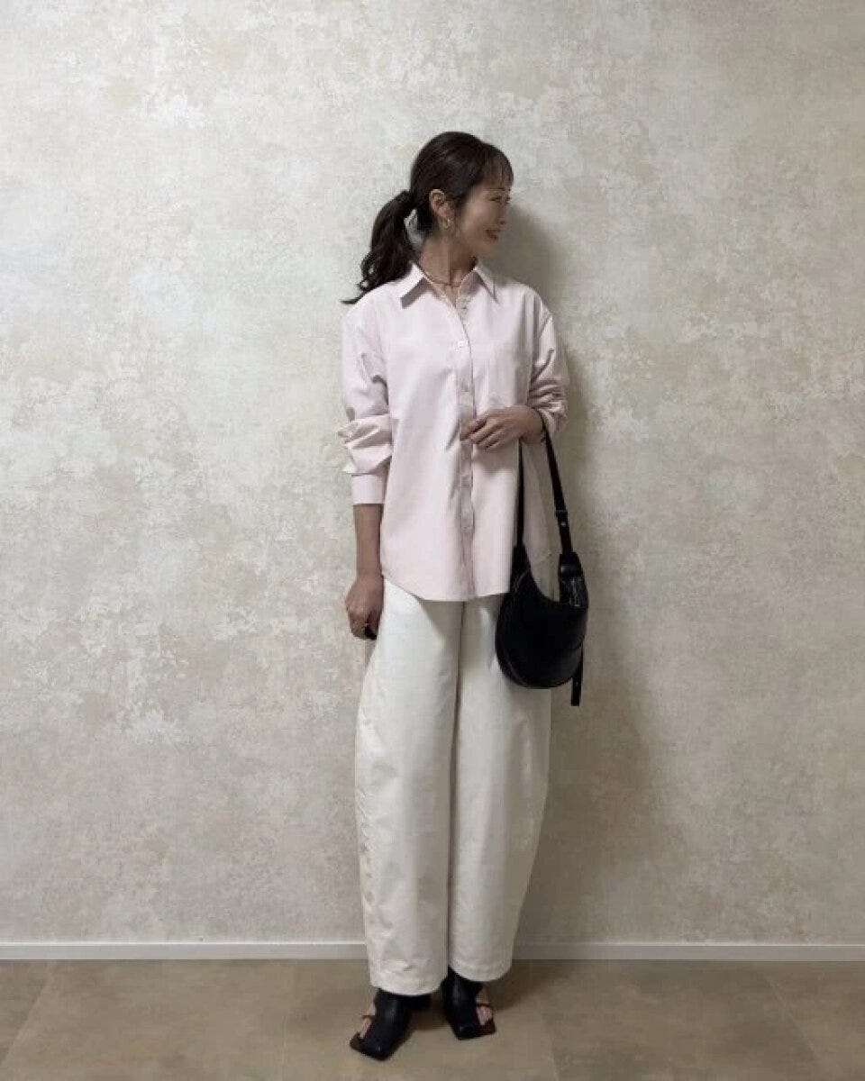 2026春大人女性おすすめピンクシャツ白カーブパンツコーデ