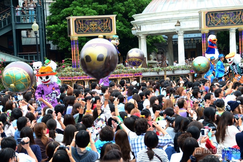 「ニューヨーク・ハロウィーン・フォリーズ」会場内にボールが飛び交う