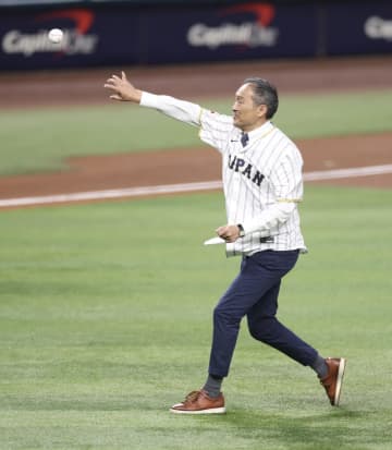 渡辺謙が始球式 捕手役は阪神の森下 侍ベンチへ拳を握り激励 侍ジャパン－ベネズエラ