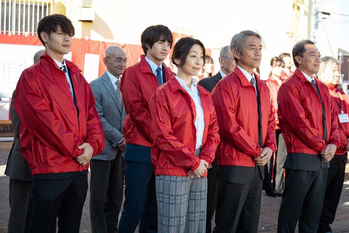 (左から)窪田正孝、赤楚衛二、内田慈、小市慢太郎、音尾琢真 (C)2021「決戦は日曜日」製作委員会