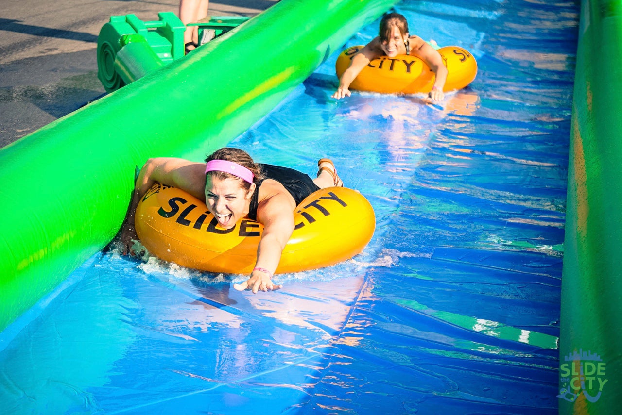 街中でウォータースライダーを楽しめるのが「Slide the City」の醍醐味／画像提供：Slide the City Japan実行委員会