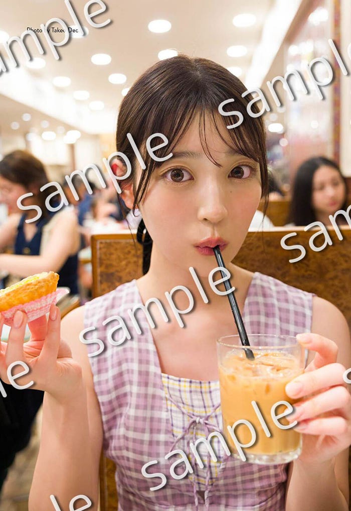 乃木坂46 阪口珠美1st写真集「青いバラ」SHIBUYA TSUTAYA限定ポストカード撮影/Takeo Dec.(画像提供:幻冬舎)