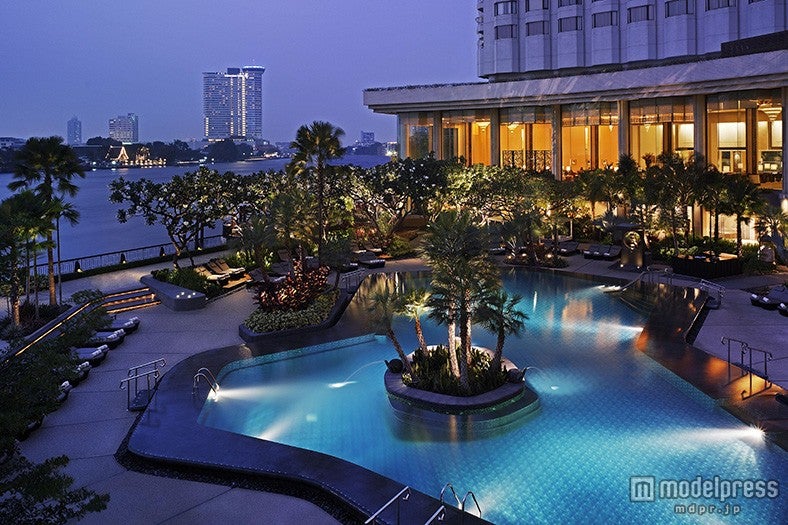 リゾート感満載の屋外プールがある「シャングリ・ラ ホテル バンコク」【モデルプレス】