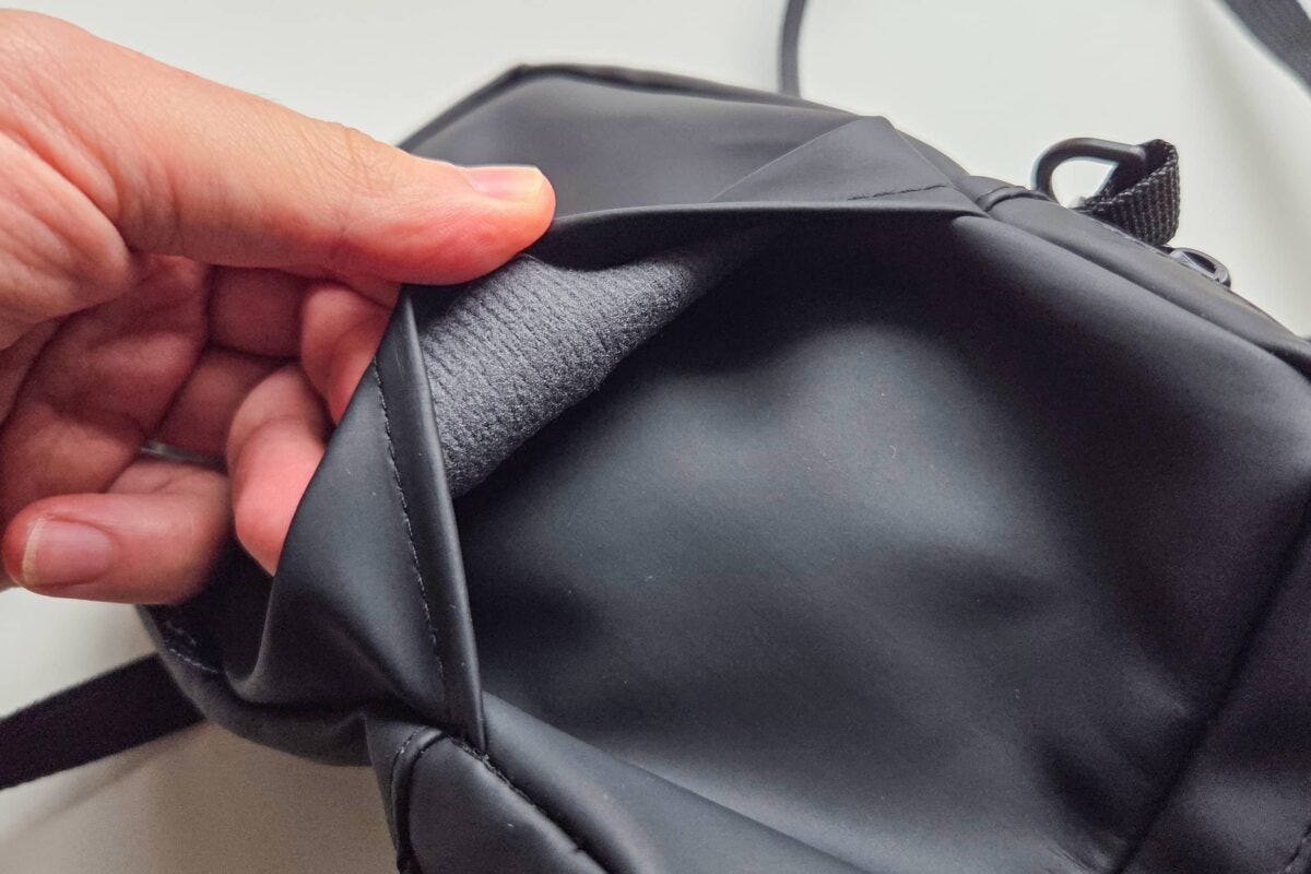 フェイクレザースマホショルダーバッグ