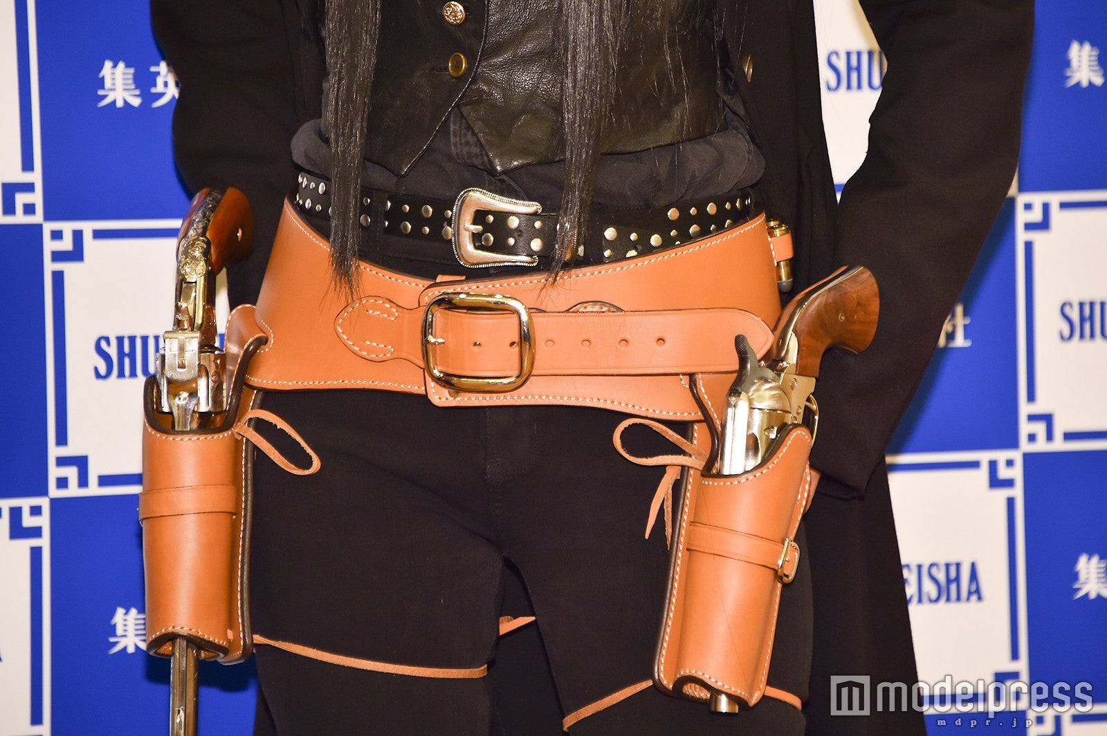 銃を2つ持ち（C）モデルプレス