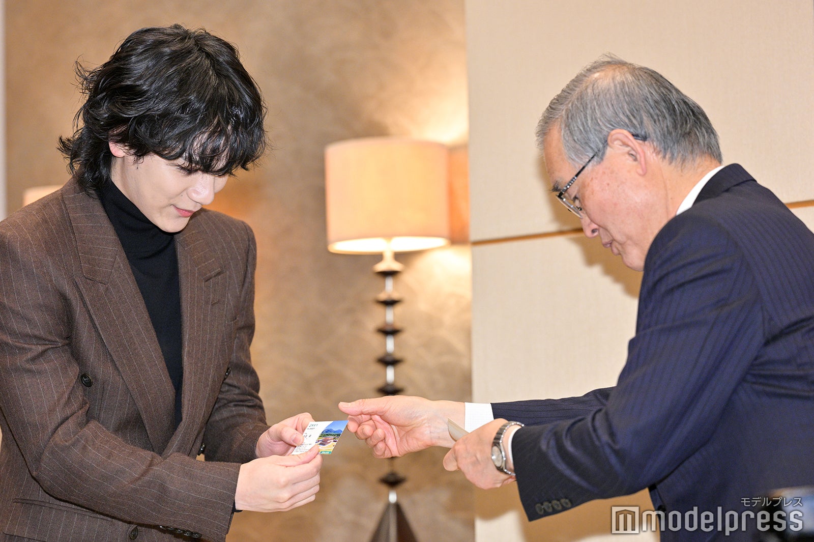 名刺を受け取る豆原一成（C）モデルプレス
