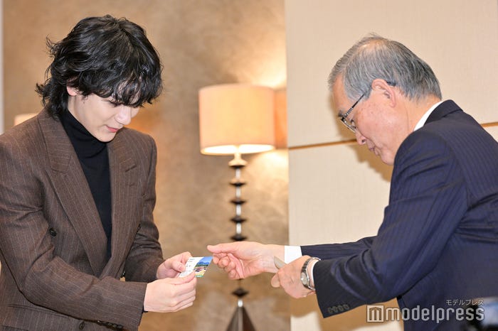 名刺を受け取る豆原一成(C)モデルプレス