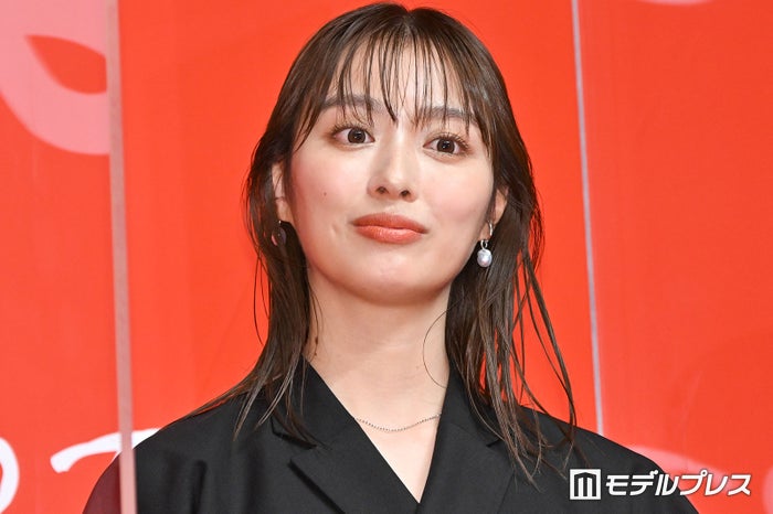 内田理央、ビキニ×デニムで抜群スタイル披露「見惚れちゃう」「引き締まっててカッコいい」と悶絶の声