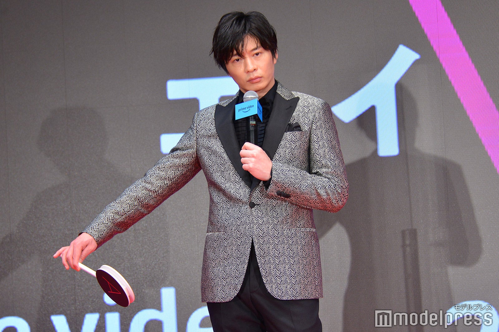 回答の準備をする田中圭（C）モデルプレス