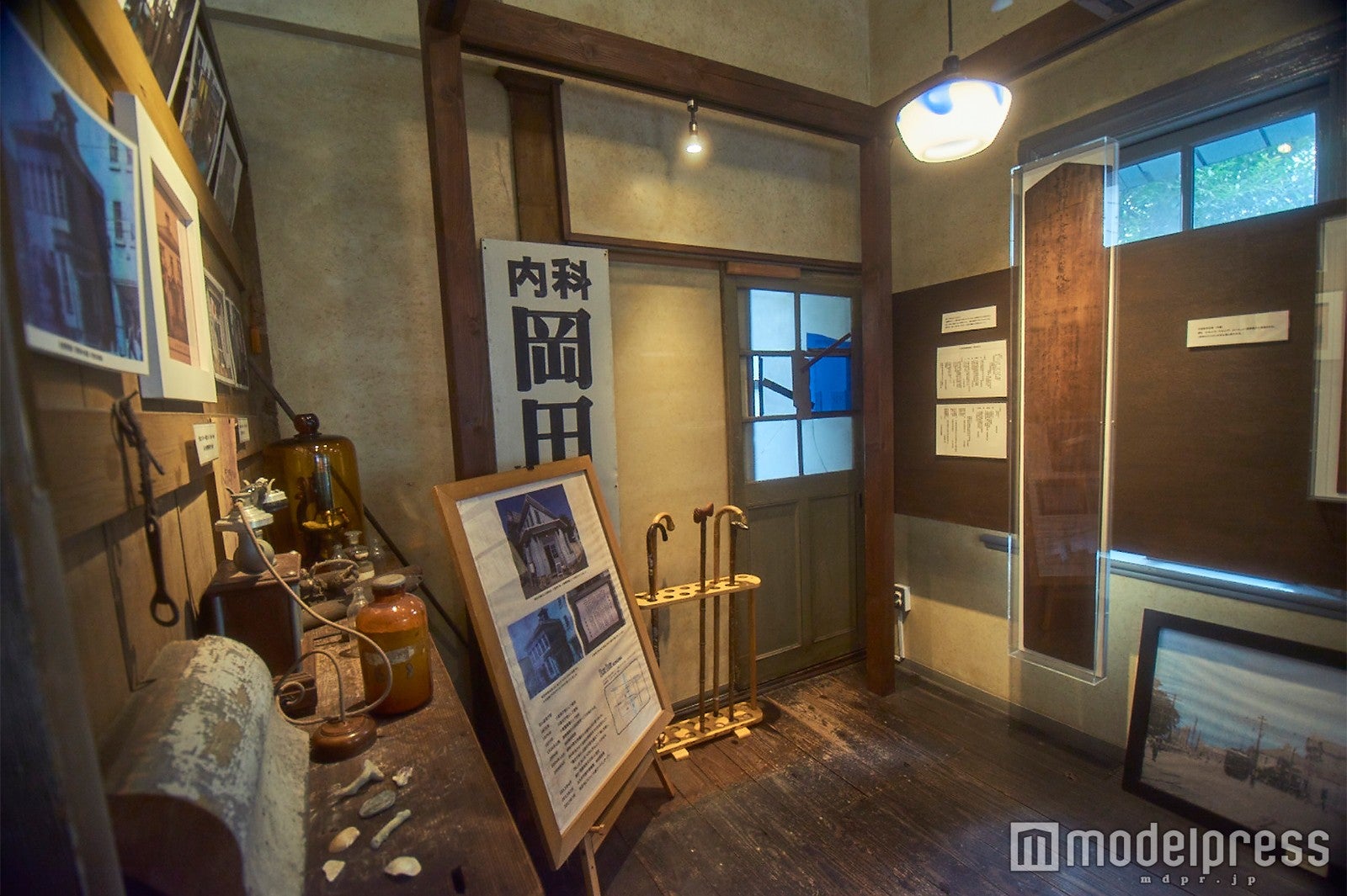 過去にこの地で創業していた岡田医院の看板も（C）モデルプレス
