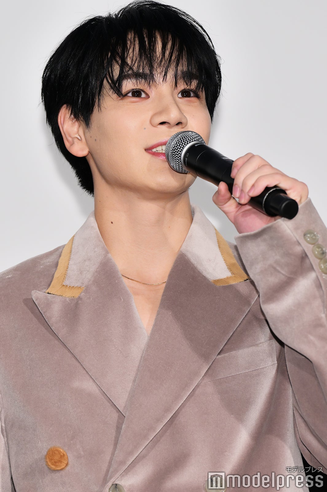 初出しのヘアスタイルを披露した豆原一成（C）モデルプレス