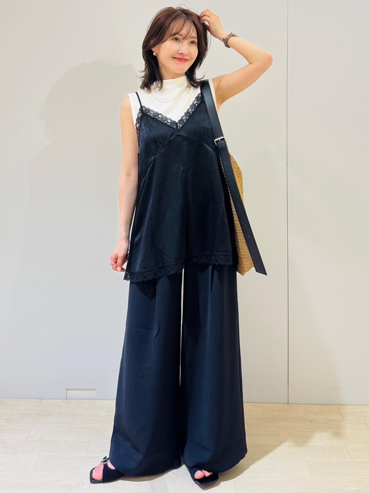 首の詰まったノースリーブのトップスに重ねると上品な雰囲気に 出典:StyleHint
