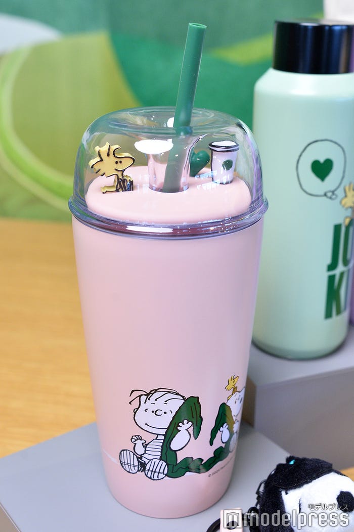 PEANUTS ステンレスコールドカップタンブラー ピンク 473ml ¥5,900(C)モデルプレス