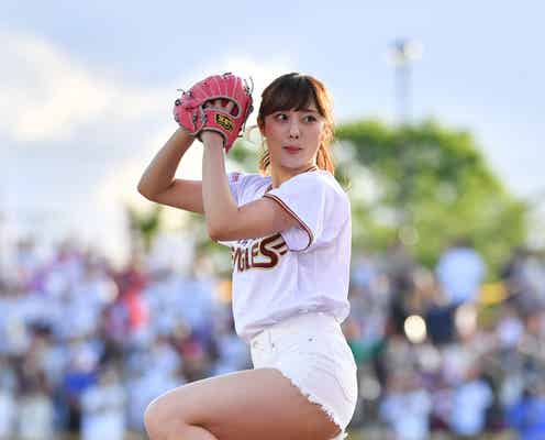 奥山かずさ、美脚全開ショーパンで83km華麗速球始球式 野球経験活かしてノーバン投球