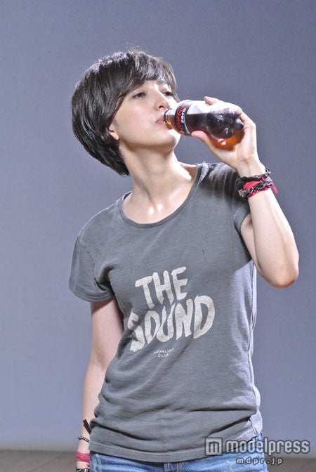 滝川クリステル／「コカ・コーラ ゼロ」新CM「Rock‘n’Roll Newscaster」篇メイキングショット