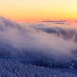 山頂の樹氷と夕暮れ（写真素材ぱくたそ／photo：あめまん）