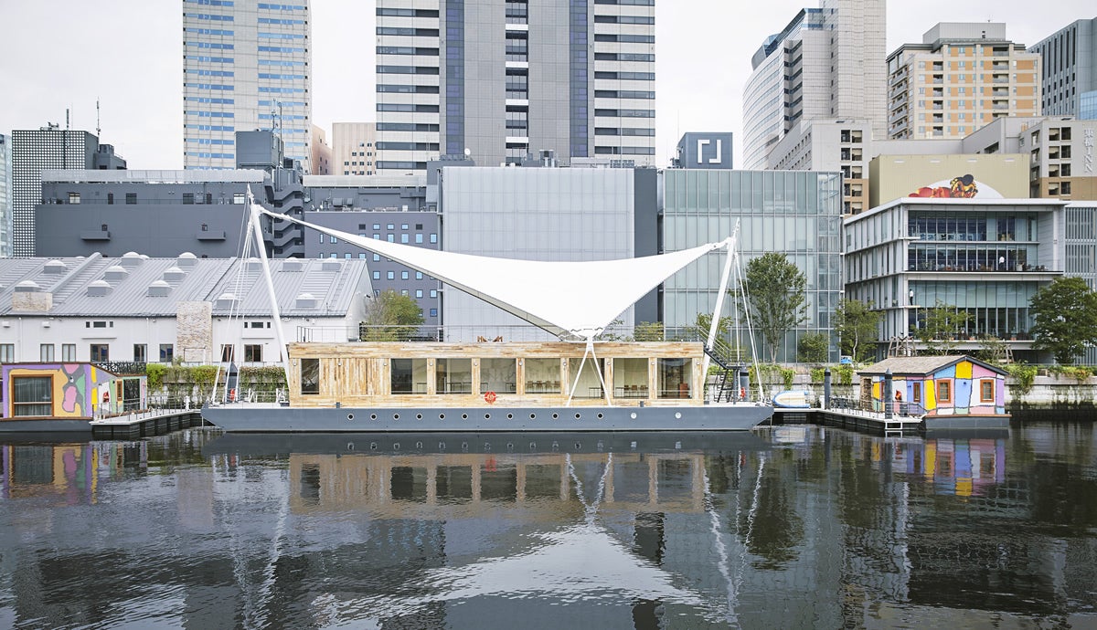 “T-LOTUS M”のトップデッキではジンやカクテルを楽しめる他、セミナーやワークショップも開催予定／画像提供：フライングサーカス