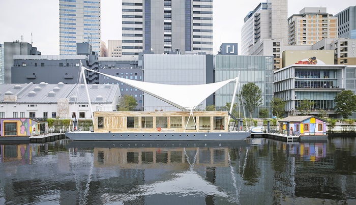 “T-LOTUS M”のトップデッキではジンやカクテルを楽しめる他、セミナーやワークショップも開催予定/画像提供:フライングサーカス