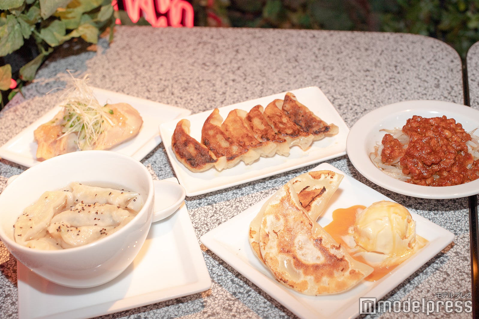 「近未来餃子H」食事（C）モデルプレス