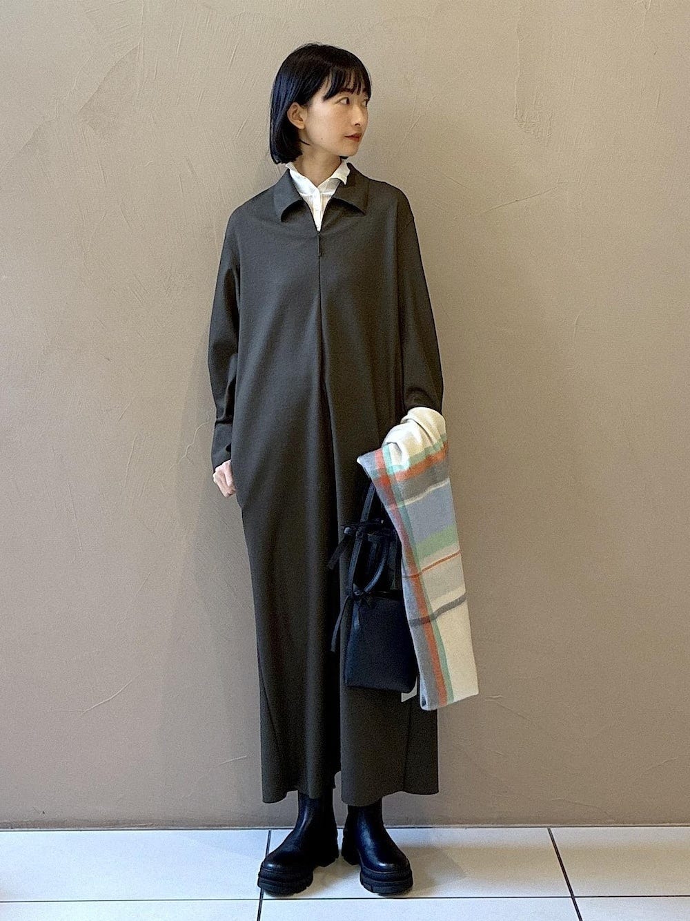 シンプルコーデがおしゃれに決まるロングワンピース 出典:WEAR