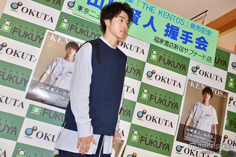 コーディネートのポイントを聞かれると「ナイロン生地のセットアップで、シャツをはみ出させて…」と照れながら紹介