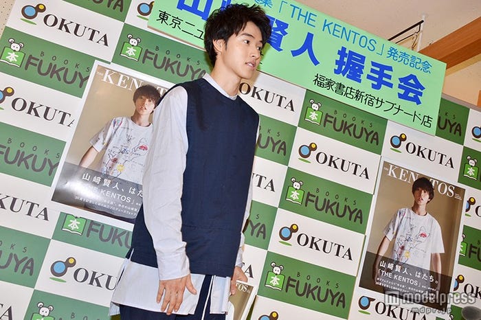 コーディネートのポイントを聞かれると「ナイロン生地のセットアップで、シャツをはみ出させて…」と照れながら紹介