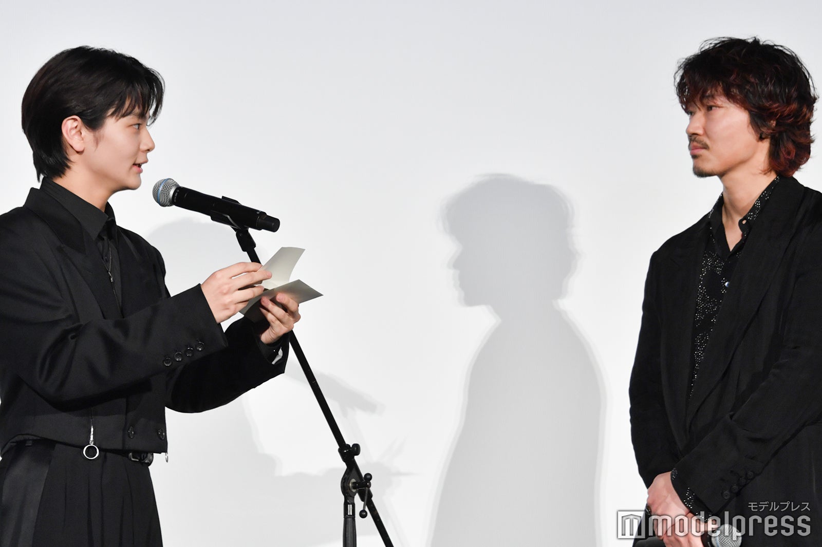 手紙を読み上げる齋藤潤、綾野剛（C）モデルプレス