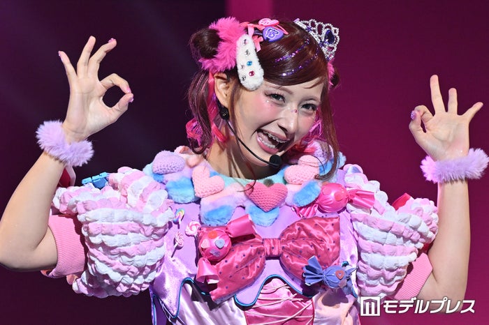 しなこ、話題の楽曲披露にティーン沸く マイクトラブルのハプニングも【TGC teen 2024 Summer】