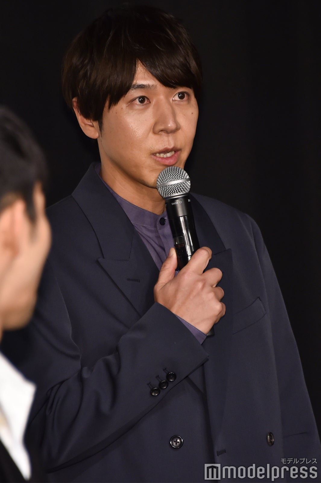 渋い声で挨拶する“俳優・コカドケンタロウ”バージョンのコカドケンタロウ （C）モデルプレス