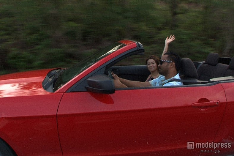 現地コーディネーターとドライブ（C)NTV