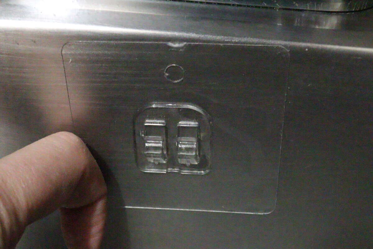 ダブルスポンジホルダー（シール付）　シール貼り付け