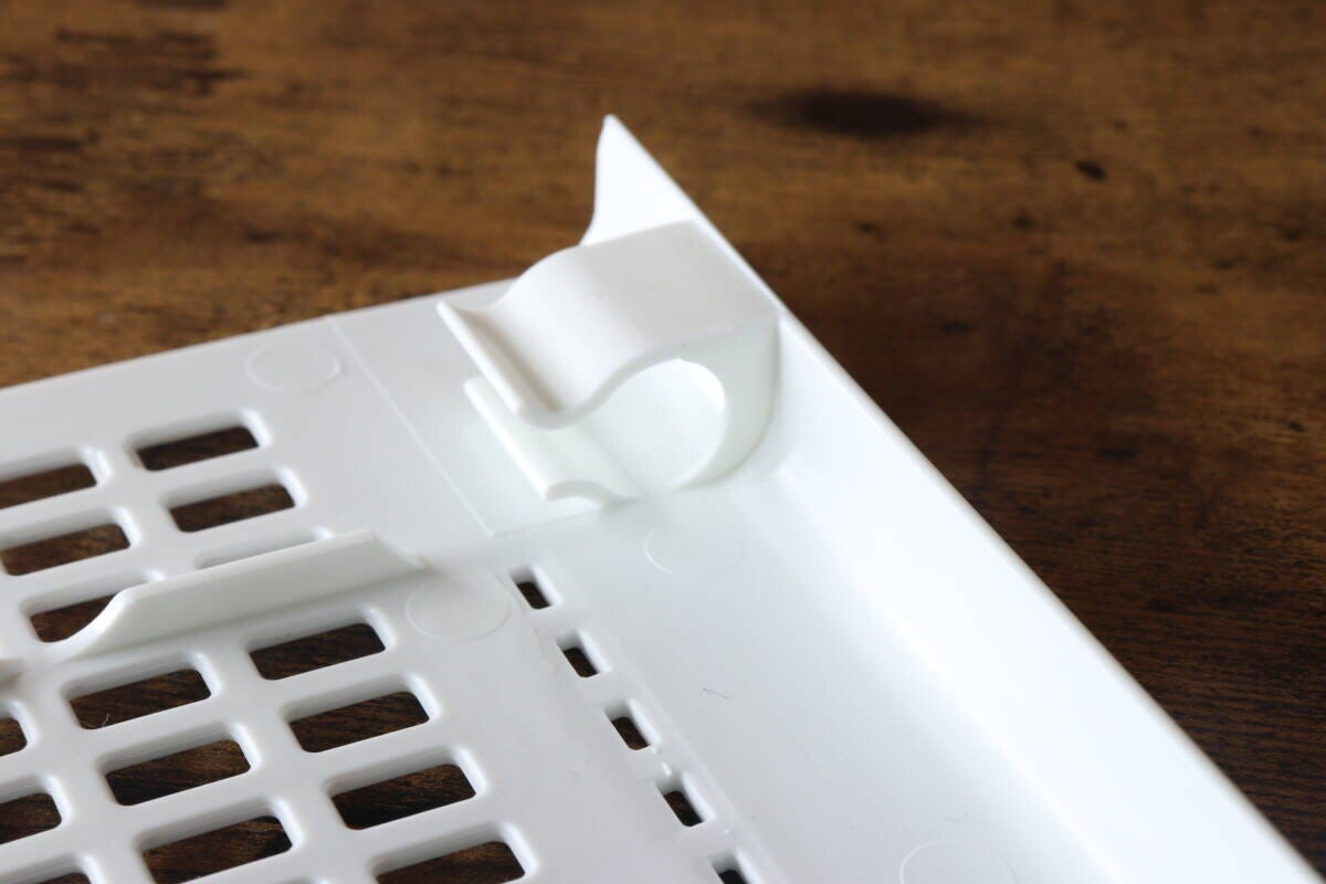 つっぱり棒用棚の裏側にあるフック部分 つっぱり棒用棚の裏側にあるフック部分