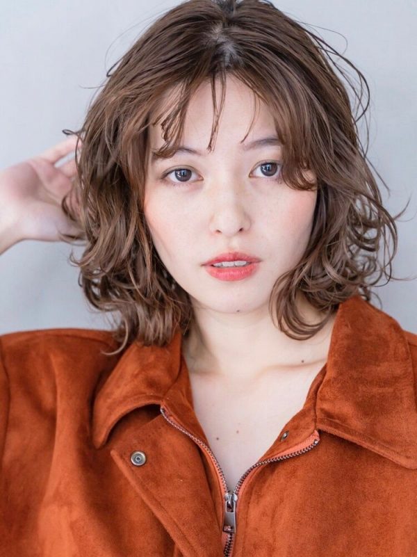 前下がりミディアムで大人らしい髪型に 21年は旬のスタイルで垢抜けよう モデルプレス 前下がりミディアムで大人らしい髪型に 21年は旬のスタイルで垢抜けよう モデルプレス