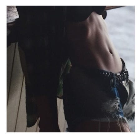 腹筋ショット/石川恋オフィシャルブログ(Ameba)より