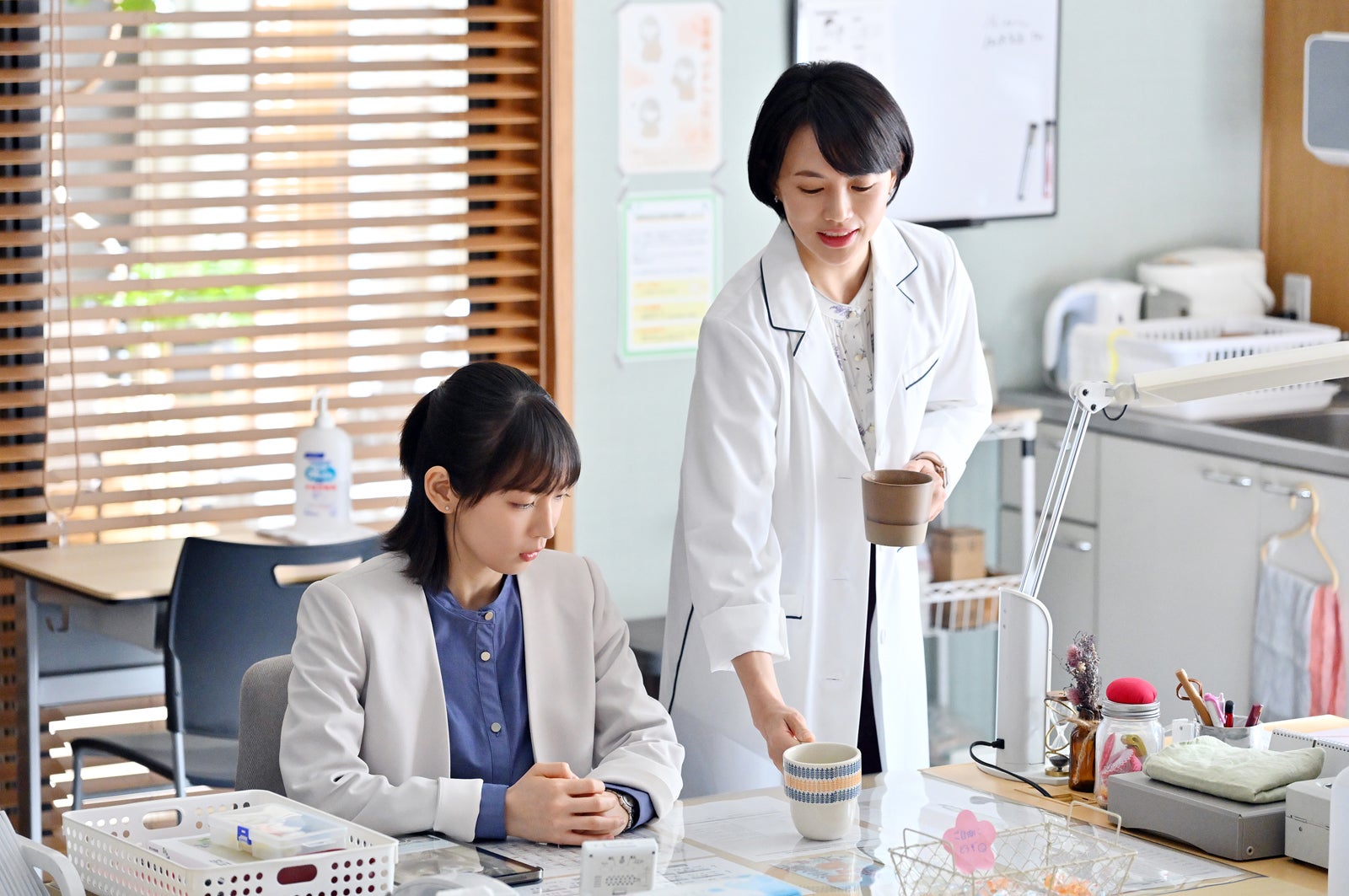 吉岡里帆、臼田あさ美「御上先生」第1話（C）TBS