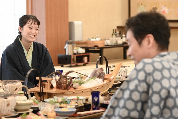 清野菜名、前野朋哉/「婚姻届に判を捺しただけですが」第4話より(C)TBS
