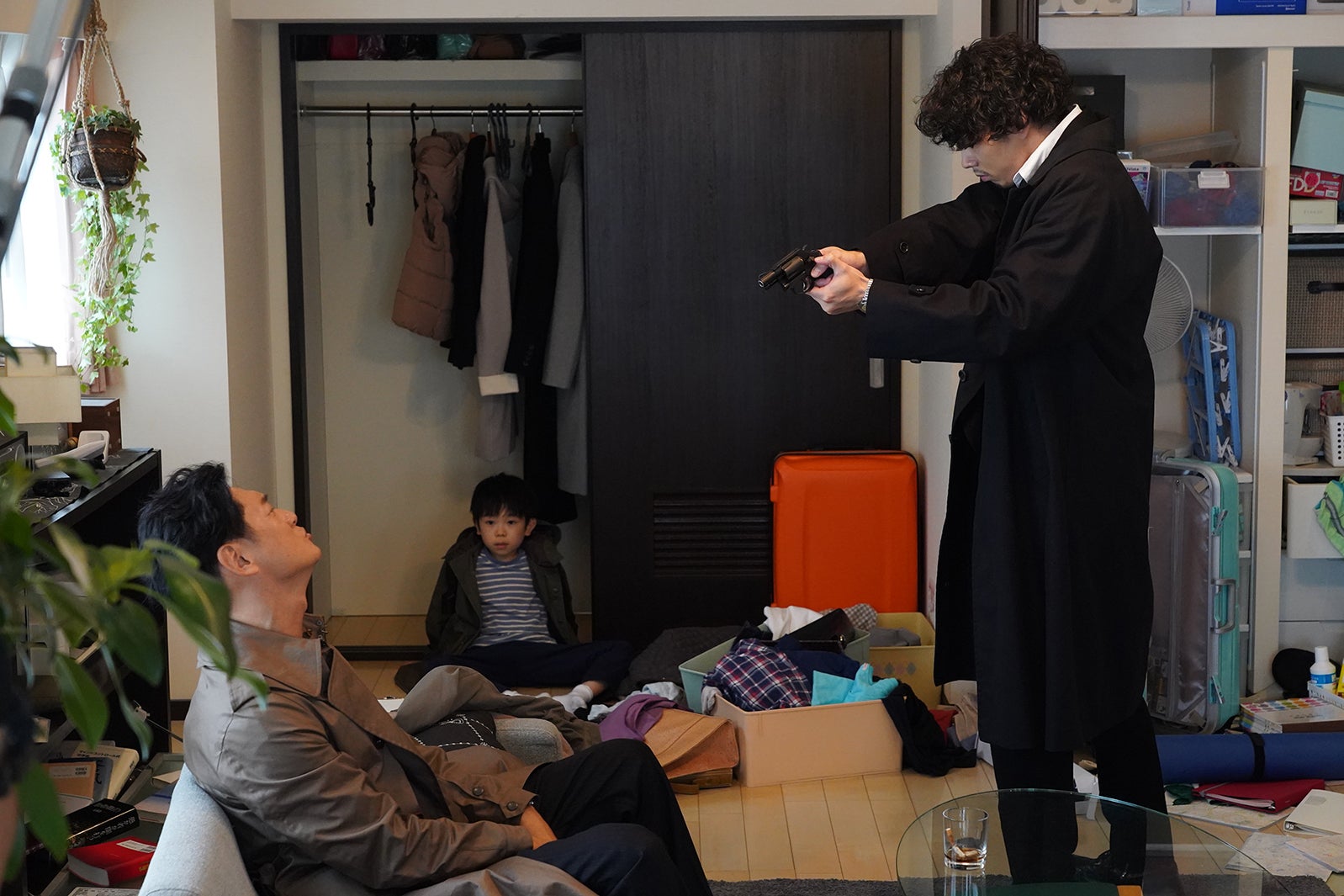 井浦新、田野井健、賀来賢人／「ニッポンノワール―刑事Yの反乱―」第1話より（C）日本テレビ