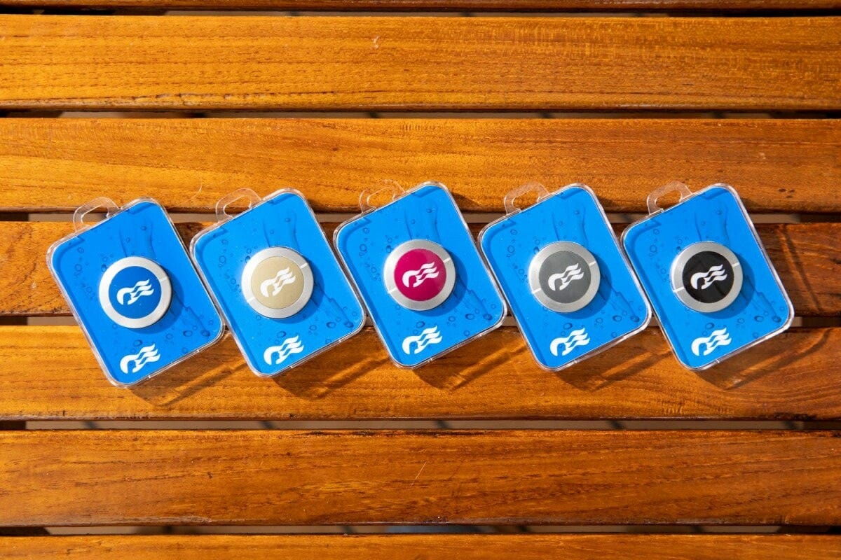 ITを使ったウエラブルデバイス「メダリオン」の導入が始まっています。船内で同行者がどこにいるかの位置情報の把握や、非接触でドアが開錠されるなど、新しいクルーズのスタイルも味わえます 提供:プリンセス・クルーズ