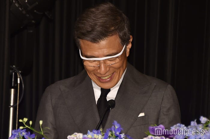 ハズキルーペをかける舘ひろし (C)モデルプレス