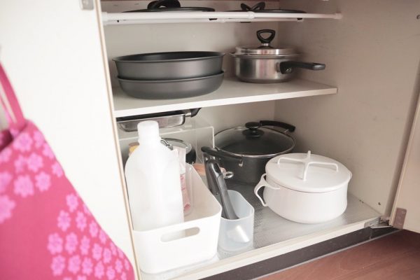 開き戸タイプのコンロ下収納アイデア お鍋や食器をスッキリ使いやすくしまおう モデルプレス 開き戸タイプのコンロ下収納アイデア お鍋や食器をスッキリ使いやすくしまおう モデルプレス